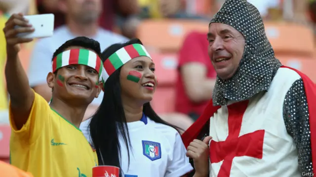 英格兰和意大利队的球迷