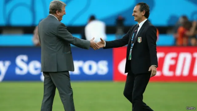 هودجسون يصافح برانديللي بعد المباراة