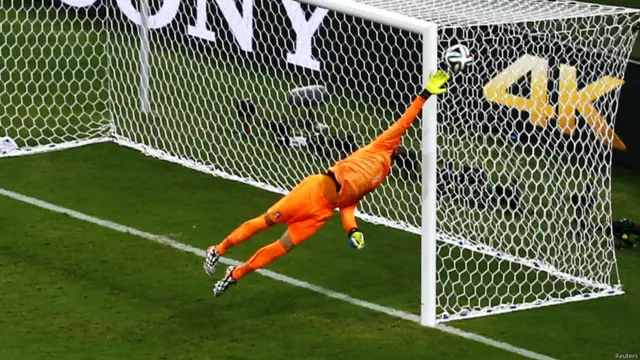 میچ کے ابتد میں انگلینڈ نے عمدہ کھیل پیش کیا۔ نوجوان سٹرائیکر ڈینئل سٹریج، رحیم سٹرلنگ اطالوی دفاعی کھلاڑیوں کے لیے مشکلات پیدا کر رہے ہیں۔