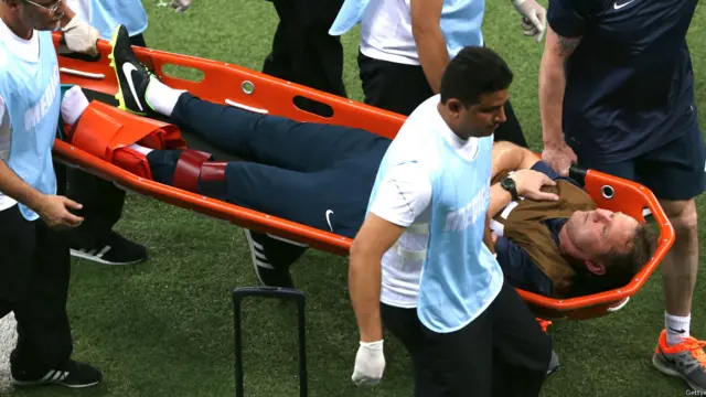 میچ کے دوران انگلینڈ کے فزیو کیری لیون کا ٹخنہ ٹوٹ گیا۔