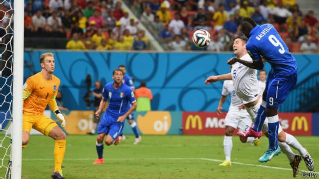 Balotelli em lance de Itália x Inglaterra