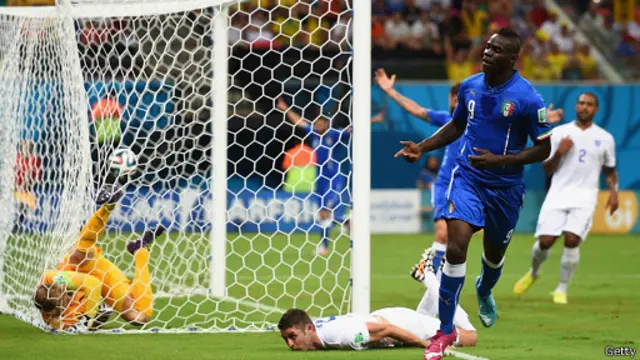 باللوتيلي يحتفل بهدف الفوز 