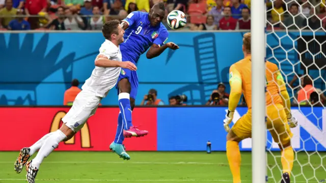 ماریو بالاٹیلی نے دوسرے ہاف کے 50ویں منٹ میں اٹلی کی طرف سے گول کر کے ٹیم کو 2 - 1 سے برتری دلا دی۔