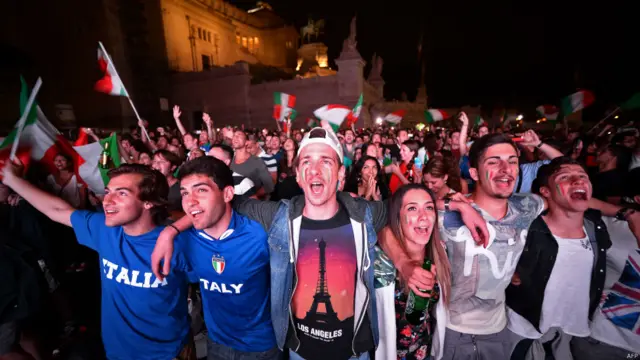دوسری جانب روم میں اٹلی کے مداح بہت پرجوش نظر آرہے ہیں۔