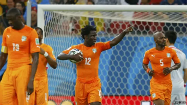 Pantai Gading merayakan keberhasilan mereka mencetak gol dalam laga lawan Jepang