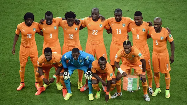 عاج ساحل لوبغاړي د لوبې له پیله مخکې.