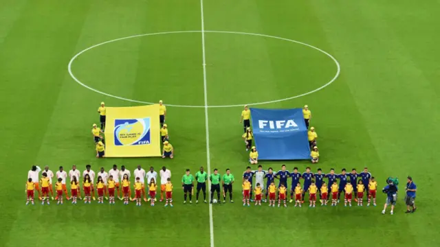 د دواړو لوبډلو لوبغاړي د لوبې له پیلېدو مخکې لیدل کېږي.