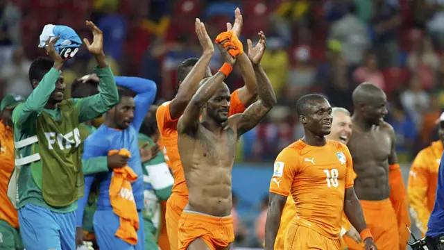 د عاج ساحل بریالۍ لوبډله له لوبغالي د وتلو په حال کې.