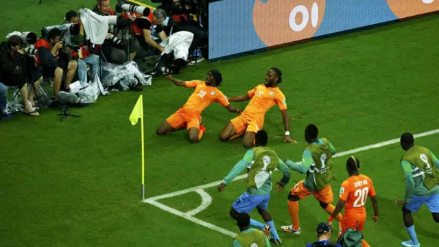 د عاج ساحل لوبغاړي جرونهو ( ښي لاس ته ) او دروګبا له ګوله وروسته خوښي څرګندوي.