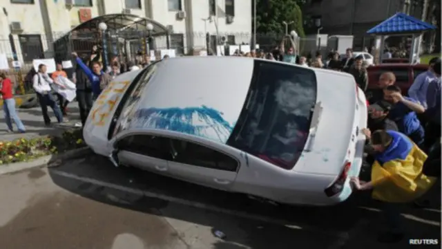 Protestas frente a la embajada rusa en Kiev