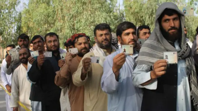 ناخبون أفغان أقبلوا على التصويت رغم تهديدات طالبان.