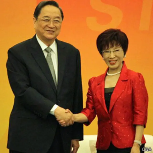 俞正聲（左）與洪秀柱在廈門海峽論壇上會面時握手（台灣中央社圖片15/6/2014）