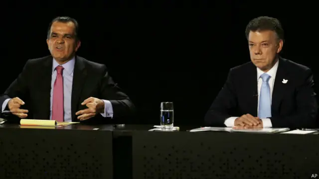 Zuluaga (izq.) y Santos durante un debate electoral