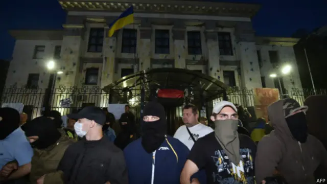 Посольство россии охраняется самообороной Майдана
