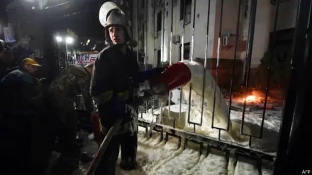 Работа пожарных у посольства