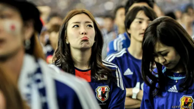 东京巨蛋体育场内一名日本女球迷在国家队败于科特迪瓦后面露失落之情（15/6/2014）