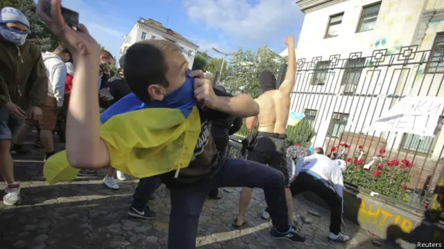 Dân Ukraine biểu tình trước sứ quán Nga ở Kiev cuối tuần 14/06