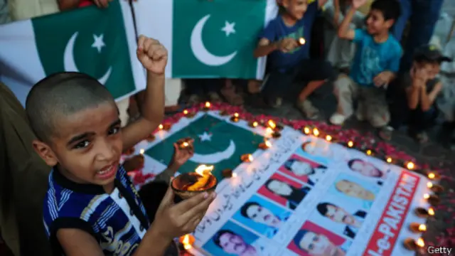 Niño honra a las víctimas del ataque en Karachi