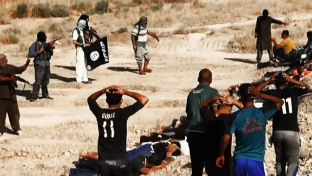 داعش تصاویری منتشر کرده و گفته است که پیکارجویانش اسرای خود را دسته جمعی اعدام می‌کنند