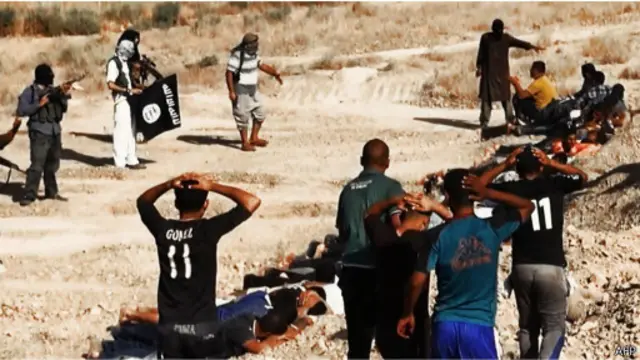 ان فوجیوں کو ٹرکوں میں لاد کر کھائیوں می لیجا کر گولیاں مارتے ہوئے دکھایا گیا ہے