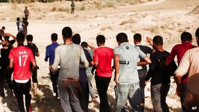 تظهر الصور عددا من مقاتلي الحركة المسلحين يقتادون أفراد الجيش العراقي إلى جرف في منطقة نائية ثم يطلقون عليهم الرصاص