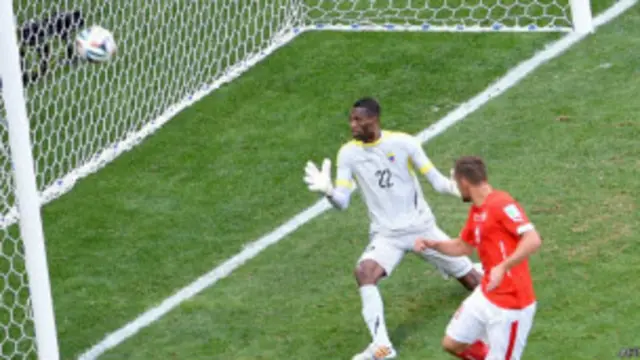 د توپ کنټرول ۶۲ سلنه د سویس لوبغاړو سره و او دوی د اېکواډور په ګول ۱۷ بریدونه وکړل