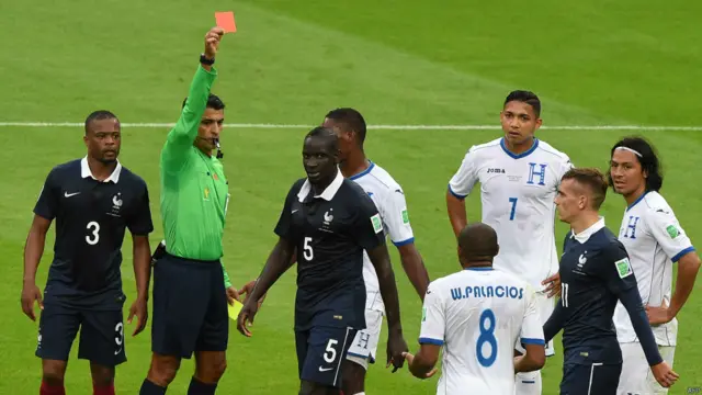 ہونڈورس کے کھلاڑی پلاسیوس کو دوسرا ییلو کارڈ ملنے پر ریڈ کارڈ دکھا دیا گیا جس کے نتیجے میں فرانس پنلٹی ملی۔ 