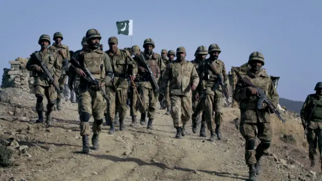 پاکستانی فوج کا کہنا ہے کہ حکومت کی ہدایت پر ملک کے قبائلی علاقے شمالی وزیرستان میں مقامی اور غیر ملکی شدت پسندوں کے خلاف جامع فوجی آپریشن کا آغاز کردیا گیا ہے۔