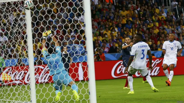 کریم بنزیما نے میچ کے 74 ویں منٹ میں ایک خوبصورت گول کر کے اپنی ٹیم کو تین گولوں کی برتری دلائی۔