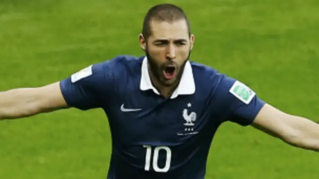 Benzema mang lại thắng lợi đầu tiên cho tuyển Pháp.