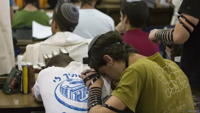 Jovens seminaristas rezam por colegas desaparecidos (foto: Reuters)