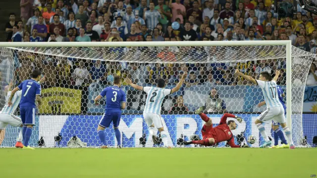 ارجنٹینا نے میچ کے ابتدائی منٹوں میں ہی بوسنیا ہرزوگوینا کے ’اون‘ گول کی بدولت برتری حاصل کر لی۔