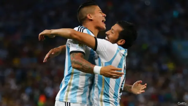 Marcos Rojo (kiri) saat memperkuat timnas Argentina melawan Bosnia di Piala Dunia 2014.