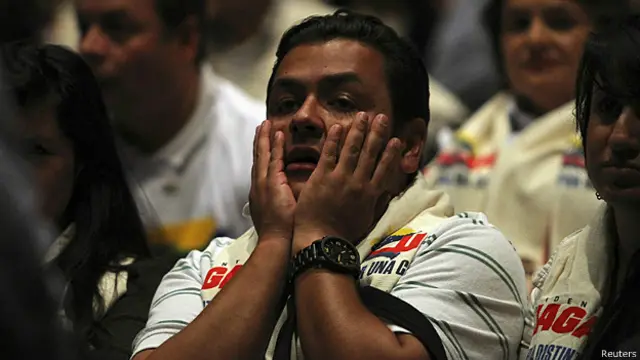 Los rostros de sorpresa y decepción abundan en el comando del candidato Óscar Iván Zuluaga.