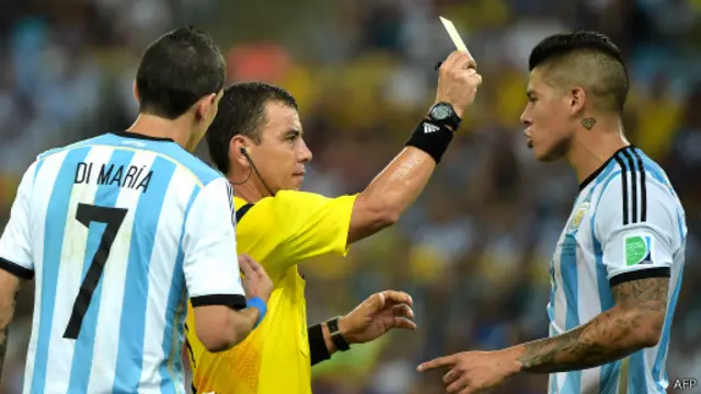 Marcos Rojo (kanan) dihadiahi kartu kuning ketika timnas Argentina melawan Bosnia di PD 2014.