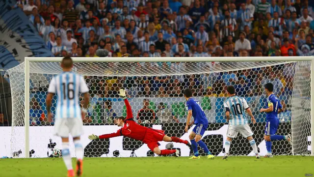 میچ کے 65ویں منٹ میں یونل میسی کے گول نے گروانڈ کے ماحول کو گرما دیا اور ارجنٹائن کے کھلاڑی اچانک جاگ گئے۔