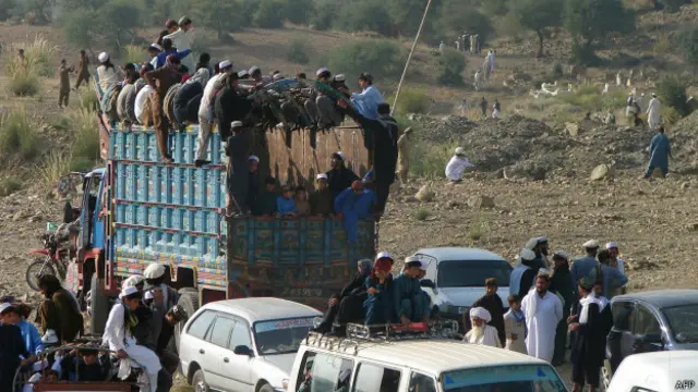 فوجی کارروائی کے نتیجے میں کئی افراد نے علاقہ چھوڑ دیا ہے مگر اطلاعات کے مطابق ابھی تک ہزاروں افراد محصور ہیں
