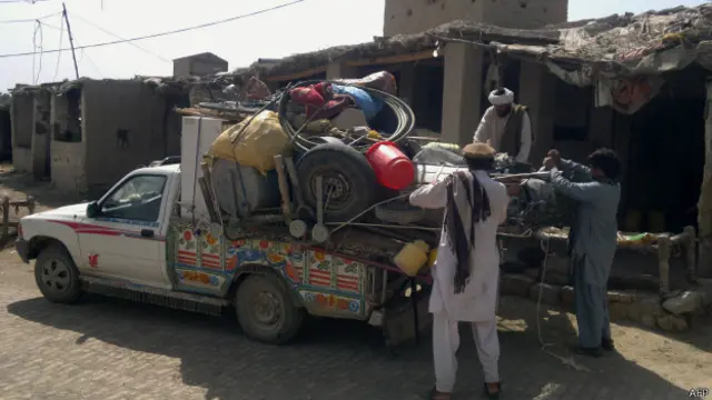 باجوڑ ایجنسی کے علاقے تحصیل ماموند کے تین گاؤں نختر، غاخے اور کٹکو کے رہائشیوں کو سیکورٹی فورسز کی جانب سے پیر کی شام چھ بجے تک علاقے خالی کرنے کا حکم دیا گیا تھا جس کے بعد وہاں سے لوگوں نے نقل مکانی شروع کی تھی جو تا حال جاری ہے