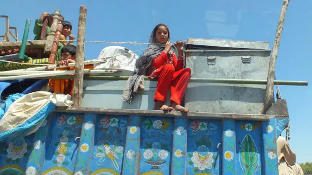 ځايي خلک وايي حکومت په ميرعلي او ميرانشاه کې ګرځبنديز نرم کړی او سلګونه کسان چې ښځې او ماشومان هم په کې دي نورو سيمو ته روان دي.