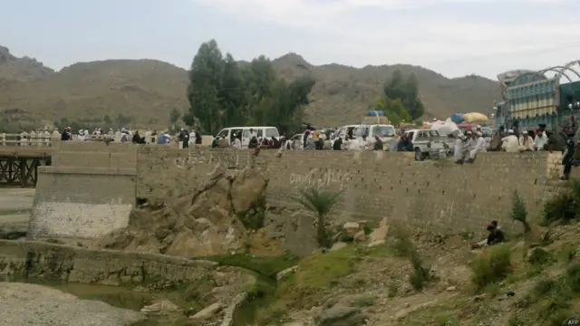 ځايي خلک وايي په ميرعلي او ميرانشاه کې د موټرو د نشتوالي له امله خلک چې ښځې او ماشومان هم ورسره دي پياده بنو او شاوخوا سيمو ته ځي.