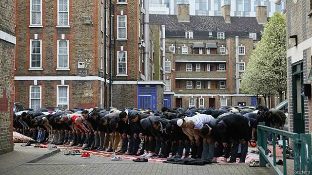 سروے میں شامل تقریبا نصف لوگوں کا کہنا ہے کہ مذہب کی بنیاد پر ان کے ساتھ امتیازی سلوک کیا جاتا ہے