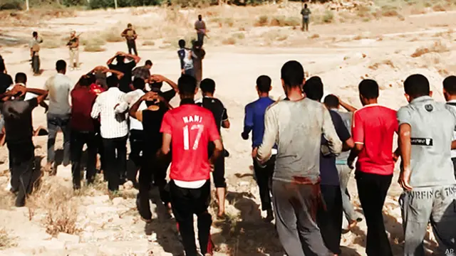 आईएसआईएस इराक़ी सैनिकों को ले जाते हुए.