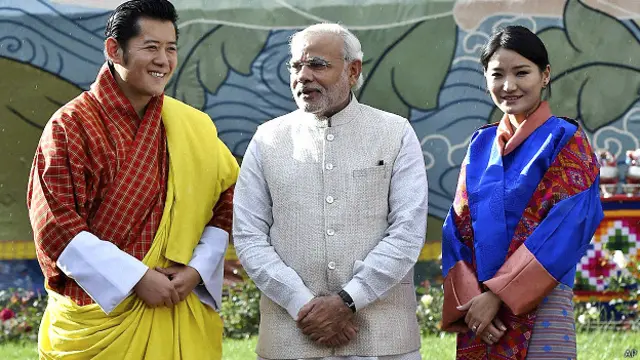 भूटान के नरेश और उनकी पत्नी के साथ भारतीय प्रधानमंत्री नरेंद्र मोदी