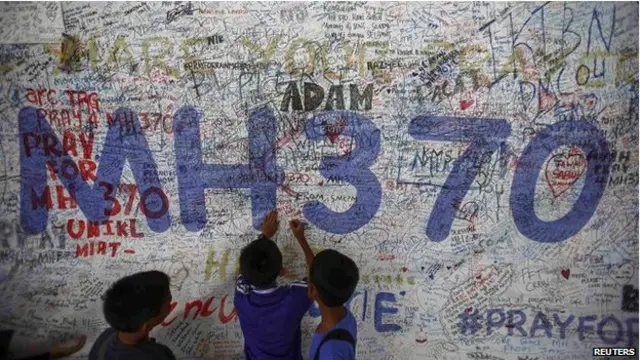 Anak-anak Malaysia menulis harapan dan doa. 