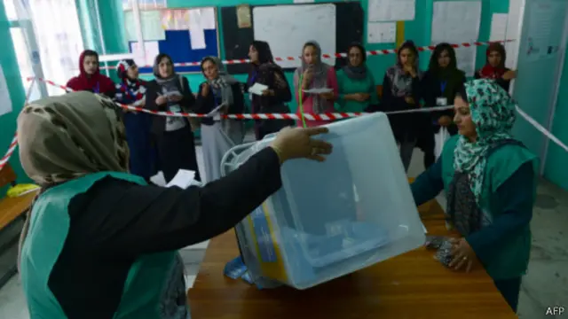 د رای شمېرنې بهیر کې د دواړو کاندیدانو استازي حضور لري.