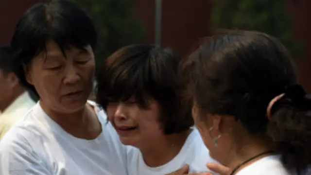 乘客家属说,他们感到无助,只得求助于神灵。