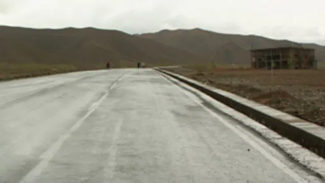 بامیان یک جاده اسفالت شده دارد