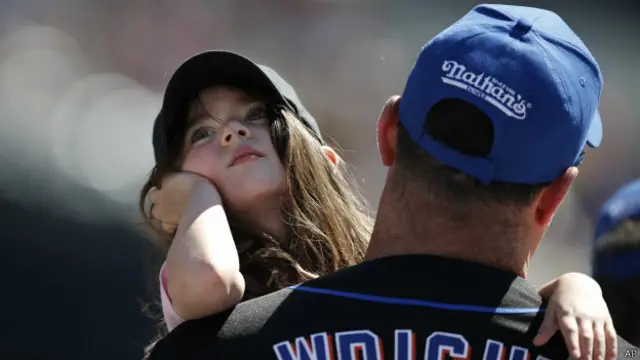 एक पिता अपने बच्चे के साथ