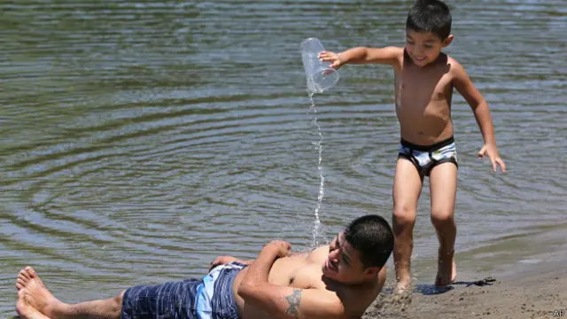 एक बच्चा अपने पिता के साथ