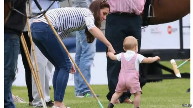 乔治王子蹒跚学步的镜头非常可爱。